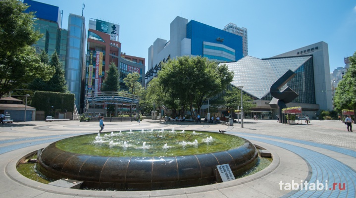 Парк перед Токийским театром