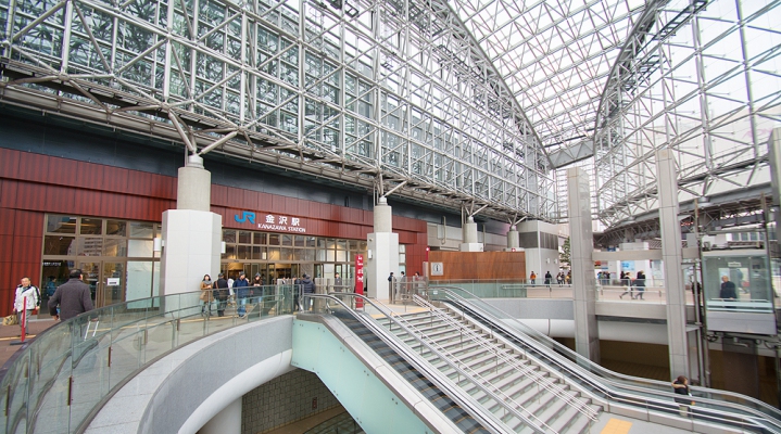 Восточный выход станции Канадзава