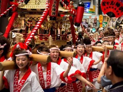 Лето в Японии наполнено фейерверками, фестивалями и солнечным весельем