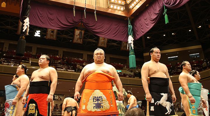 Шоу сумоистов в ресторане Yokozuna Tonkatsu Dosukoi Tanaka