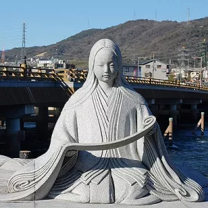 Памятник Мурасаки Сикибу