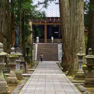 Храм Окуно-ин